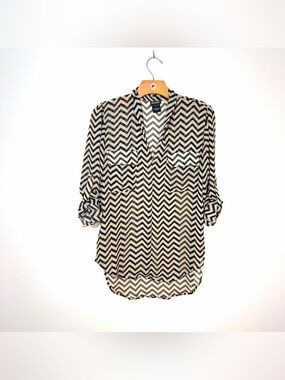 ALLOY Black & Cream Chevron Roll-Tab Blouse